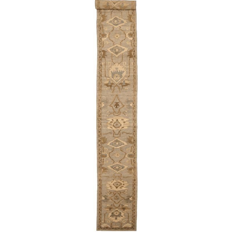 Scopri l'eleganza dell'Afghanistan Oushak con il tappeto runner CIRCA 1990. Progettato con lana e marrone-avorio-tortora, questo design esclusivo è perfetto per valorizzare il tuo spazio.