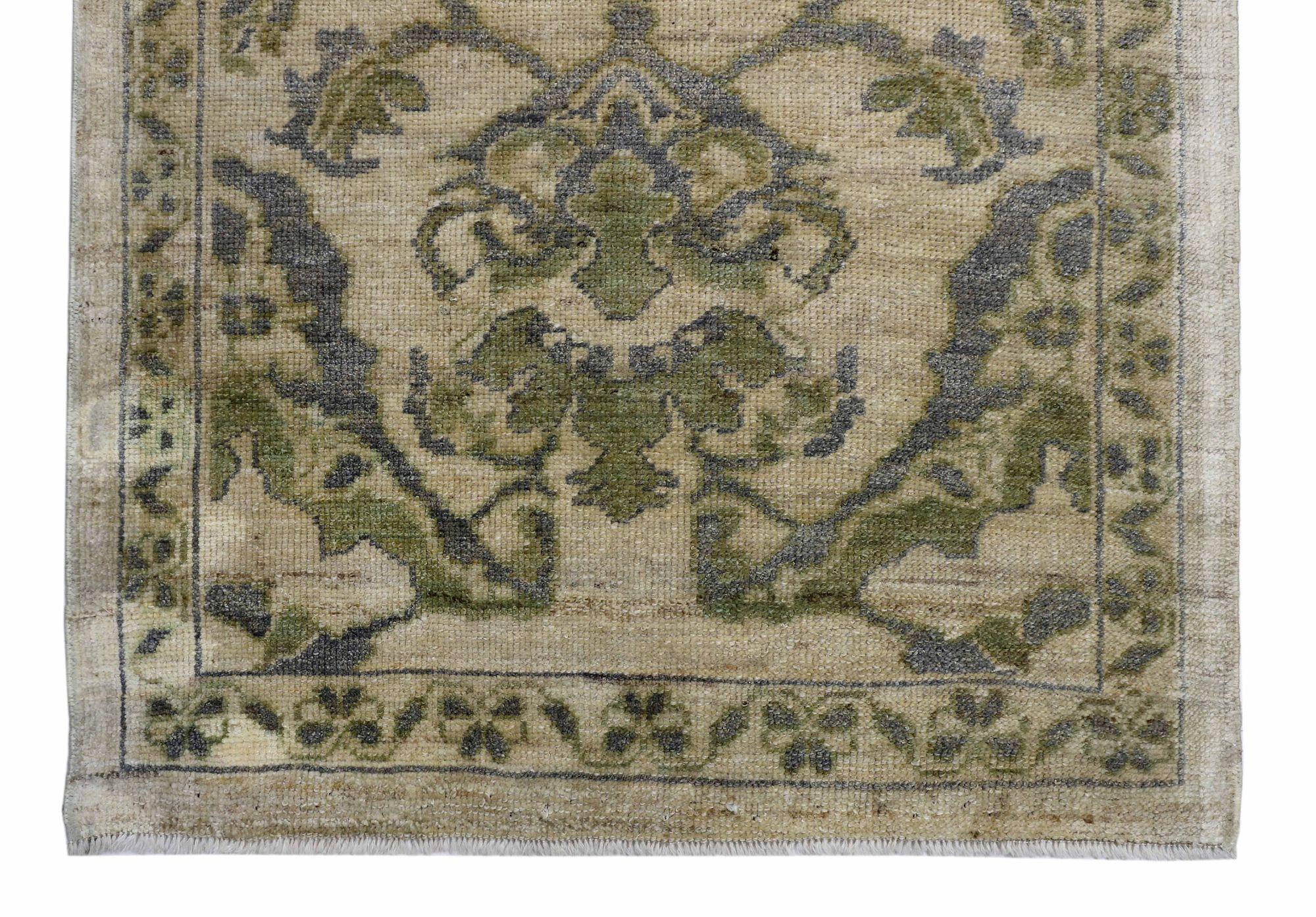 Entdecken Sie die Eleganz von Afghanistan Oushak mit dem Läufer Circa 1990. Dieses exklusive Design aus Wolle und GrauGrünElfenbein ist perfekt, um Ihren Raum zu verschönern.