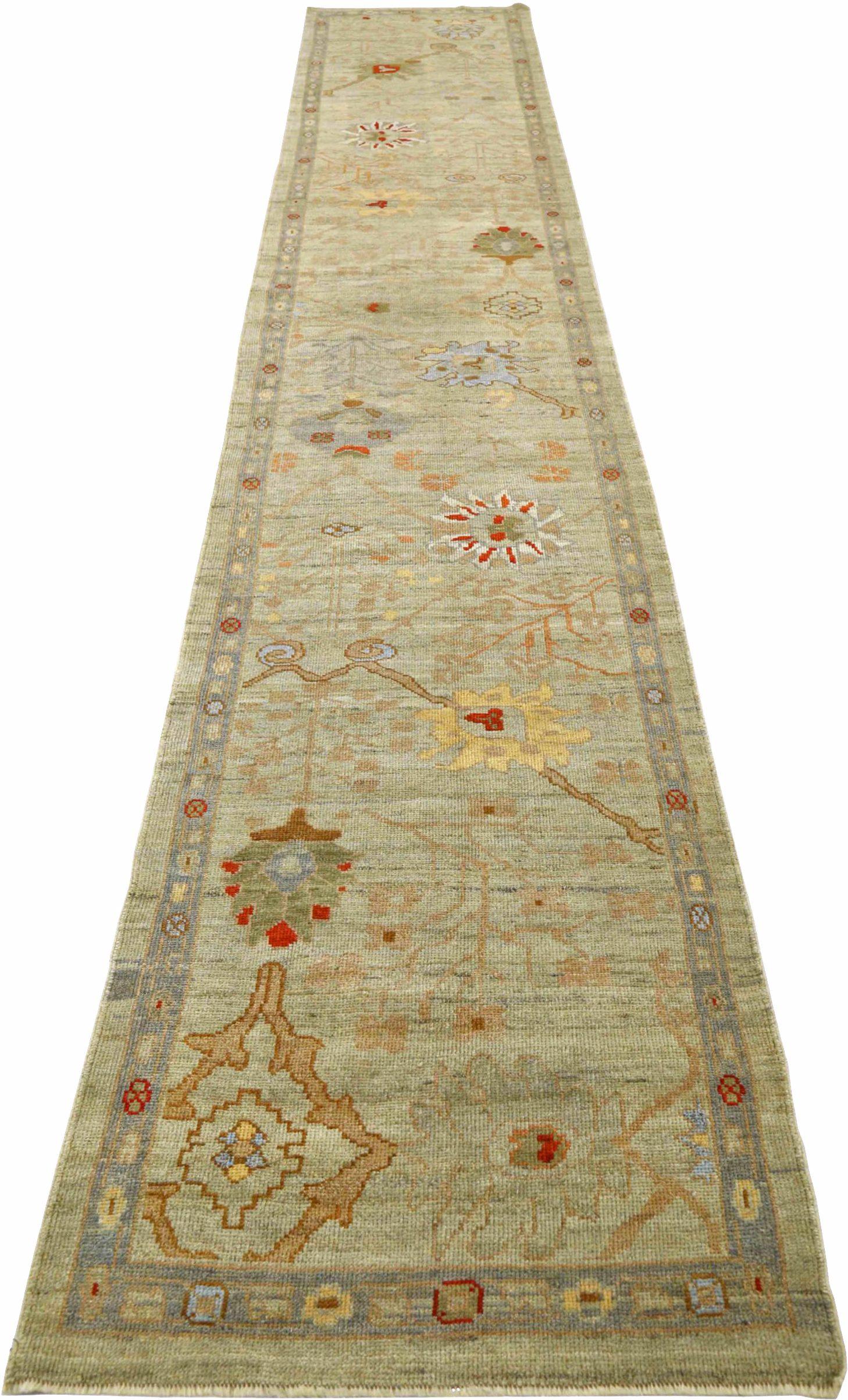 Scopri l'eleganza dell'Afghanistan Oushak con il tappeto runner CIRCA 1990. Progettato con lana e verde-avorio-rosa, questo design esclusivo è perfetto per valorizzare il tuo spazio.