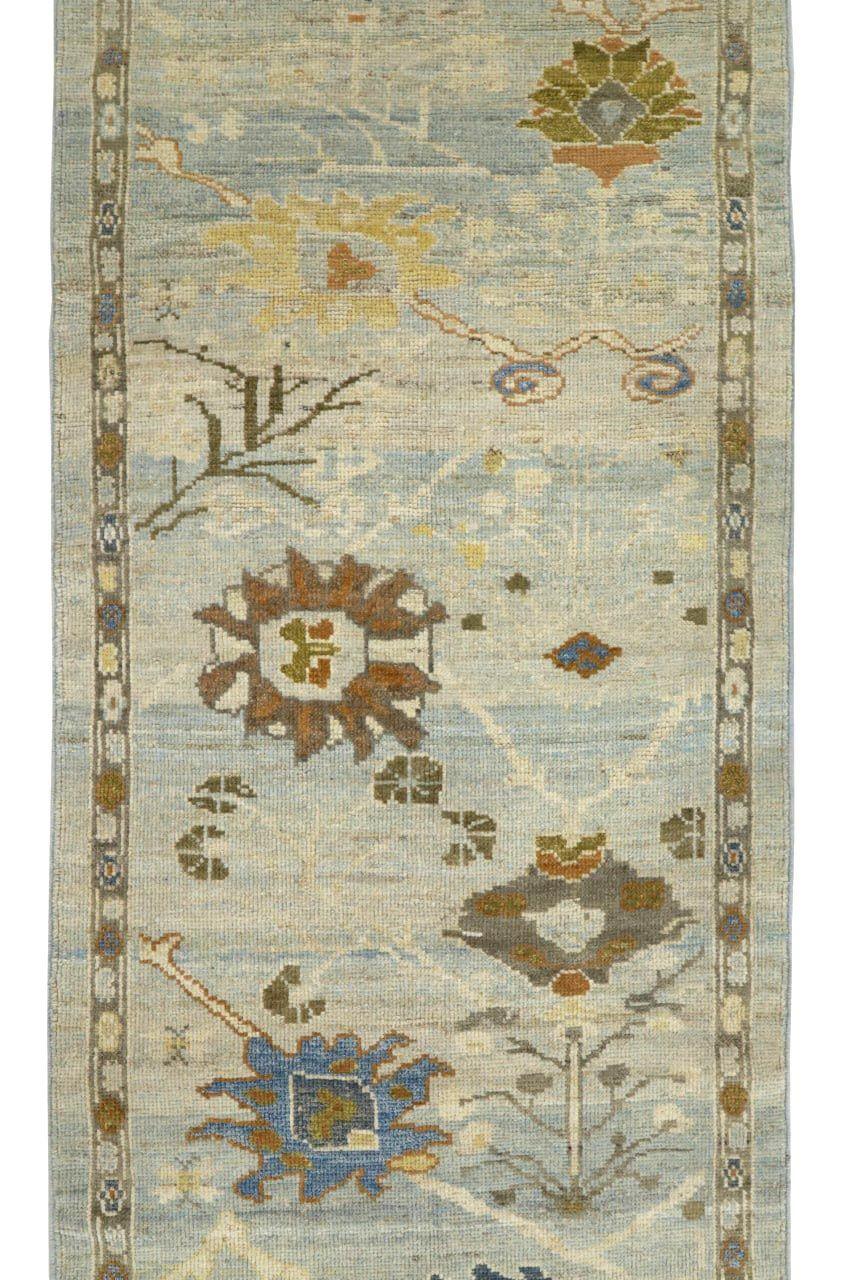 Entdecken Sie die Eleganz von Afghanistan Oushak mit dem Läufer Circa 1990. Dieses exklusive Design aus Wolle und Elfenbein ist perfekt, um Ihren Raum zu verschönern.