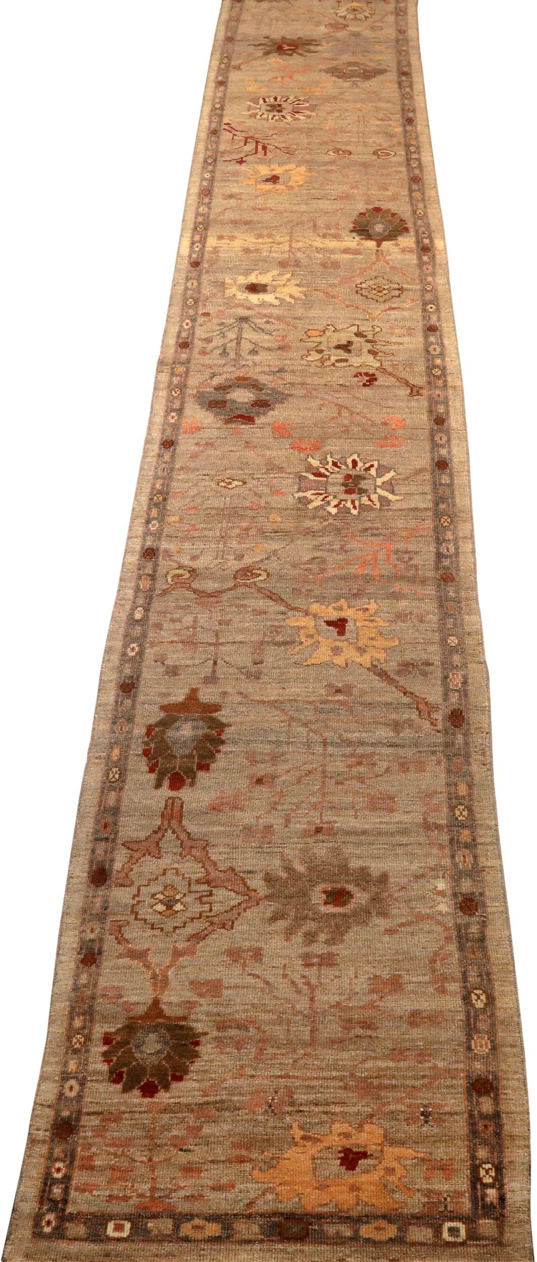 Entdecken Sie die Eleganz von Afghanistan Oushak mit dem Läufer Circa 1990. Dieses exklusive Design aus Wolle und Elfenbein ist perfekt, um Ihren Raum zu verschönern.