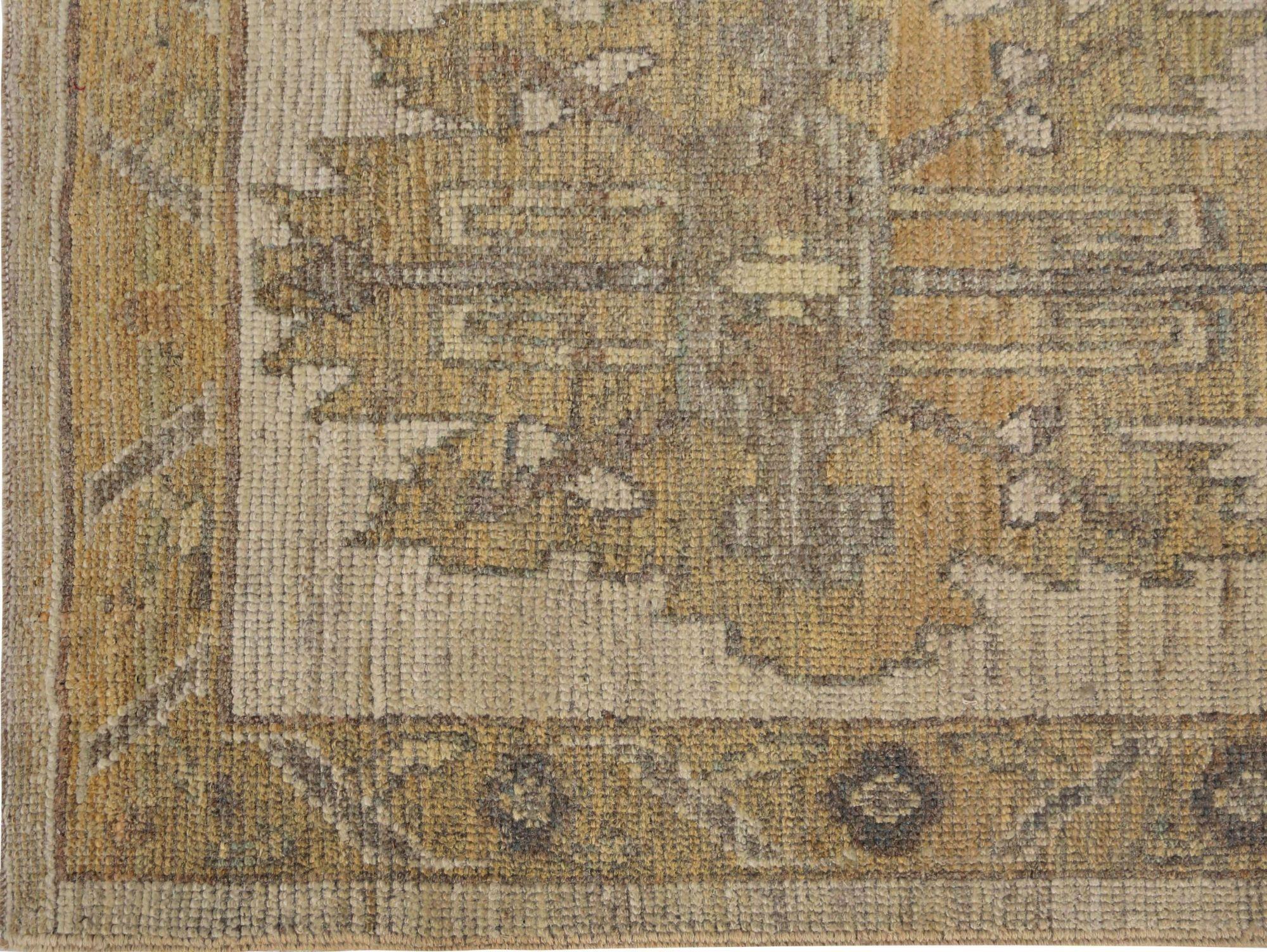 Entdecken Sie die Eleganz von Afghanistan Oushak mit dem Läufer Circa 1990. Dieses exklusive Design aus Wolle und Elfenbein ist perfekt, um Ihren Raum zu verschönern.