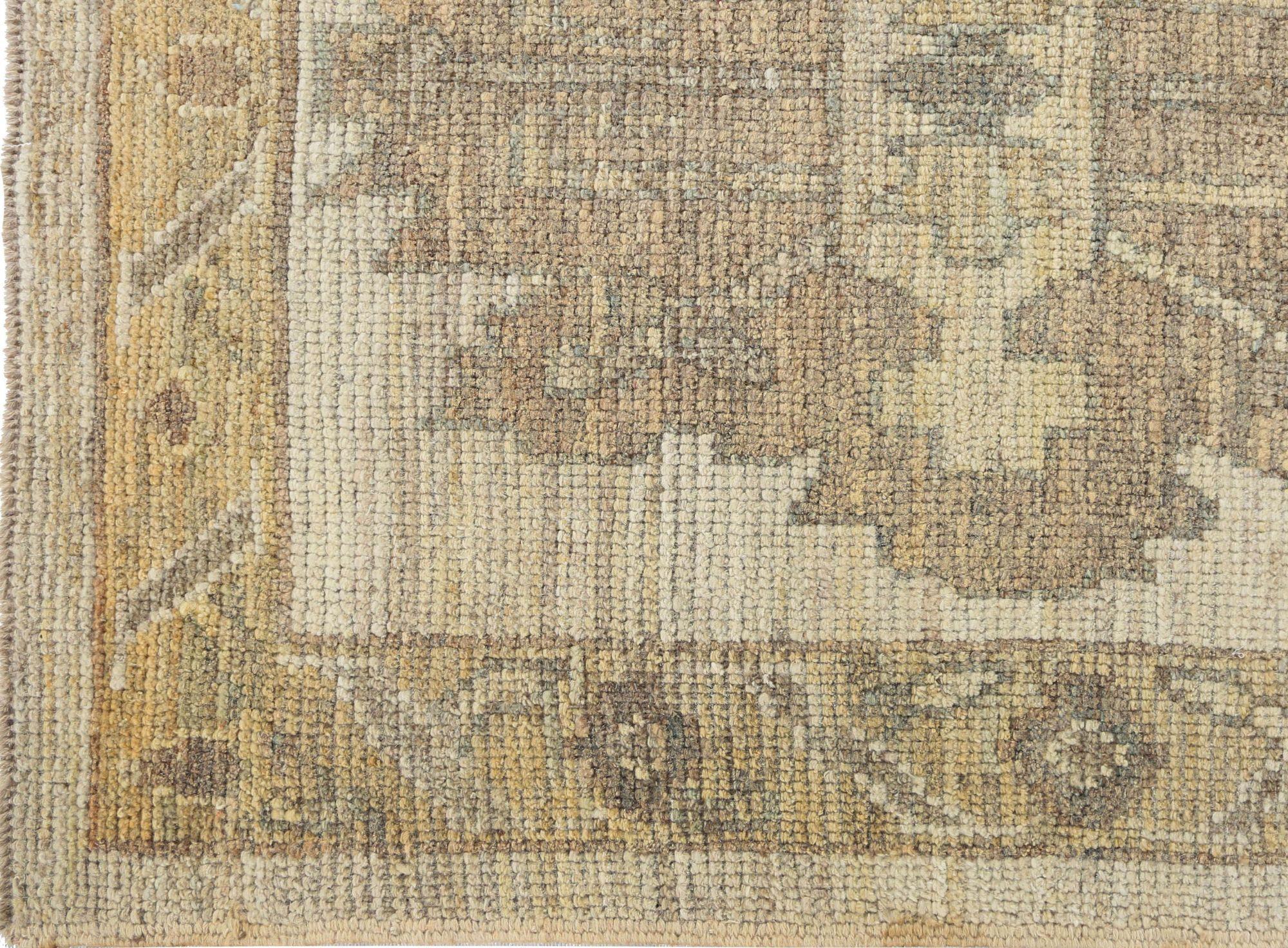 Entdecken Sie die Eleganz von Afghanistan Oushak mit dem Läufer Circa 1990. Dieses exklusive Design aus Wolle und Elfenbein ist perfekt, um Ihren Raum zu verschönern.