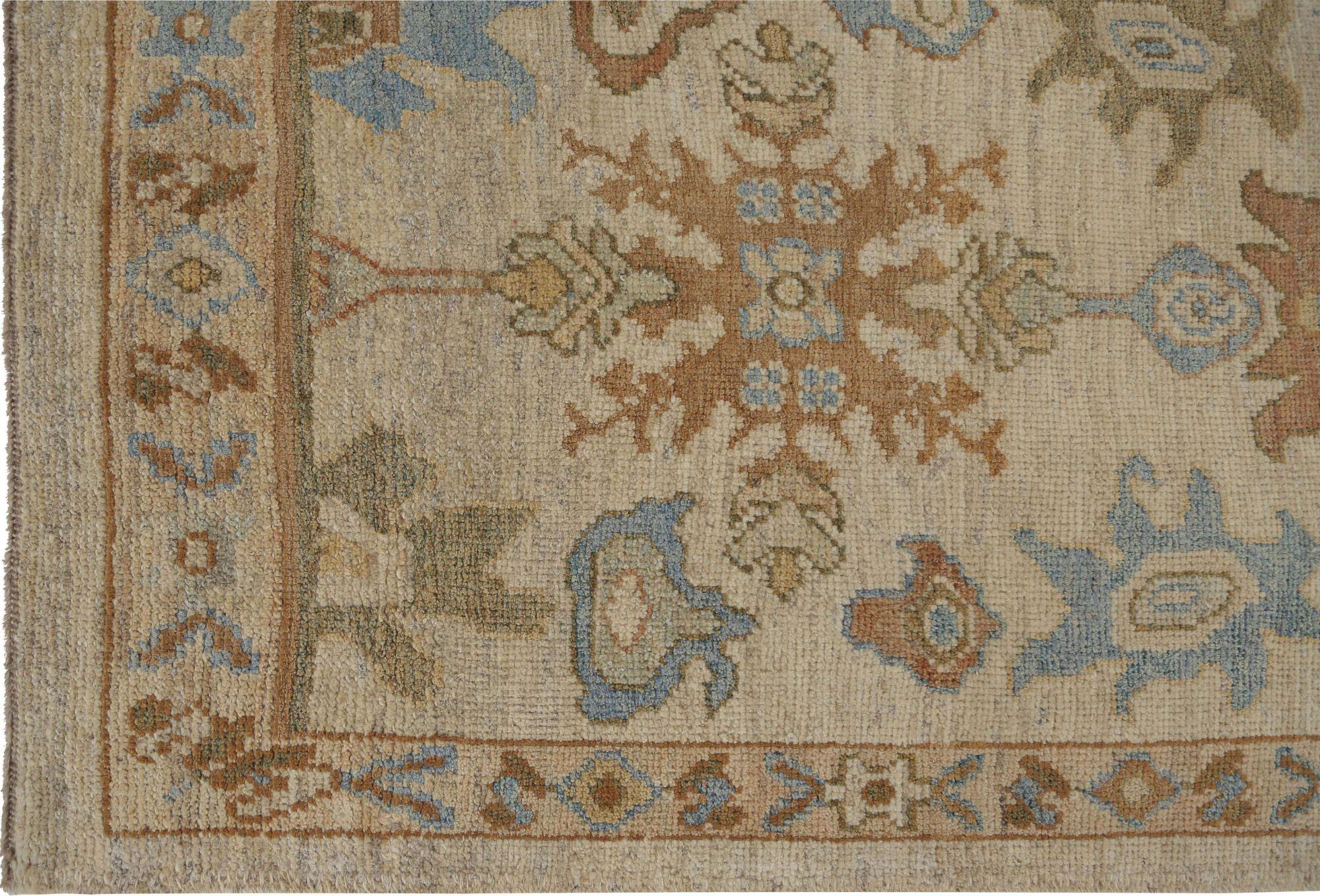 Entdecken Sie die Eleganz von Afghanistan Oushak mit dem Läufer Circa 1990. Dieses exklusive Design aus Wolle und Elfenbein ist perfekt, um Ihren Raum zu verschönern.