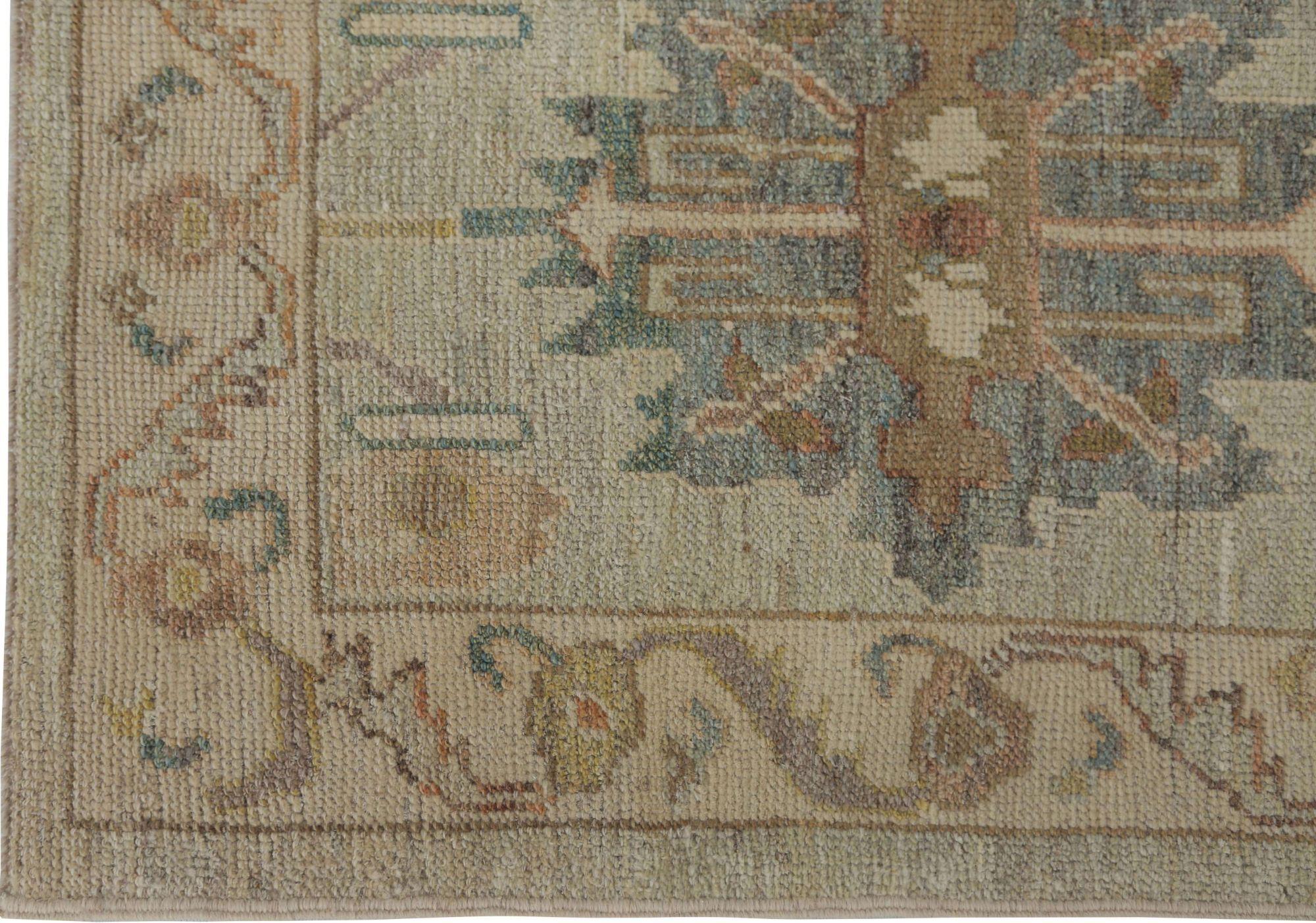 Entdecken Sie die Eleganz von Afghanistan Oushak mit dem Läufer Circa 1990. Dieses exklusive Design aus Wolle und Elfenbein ist perfekt, um Ihren Raum zu verschönern.