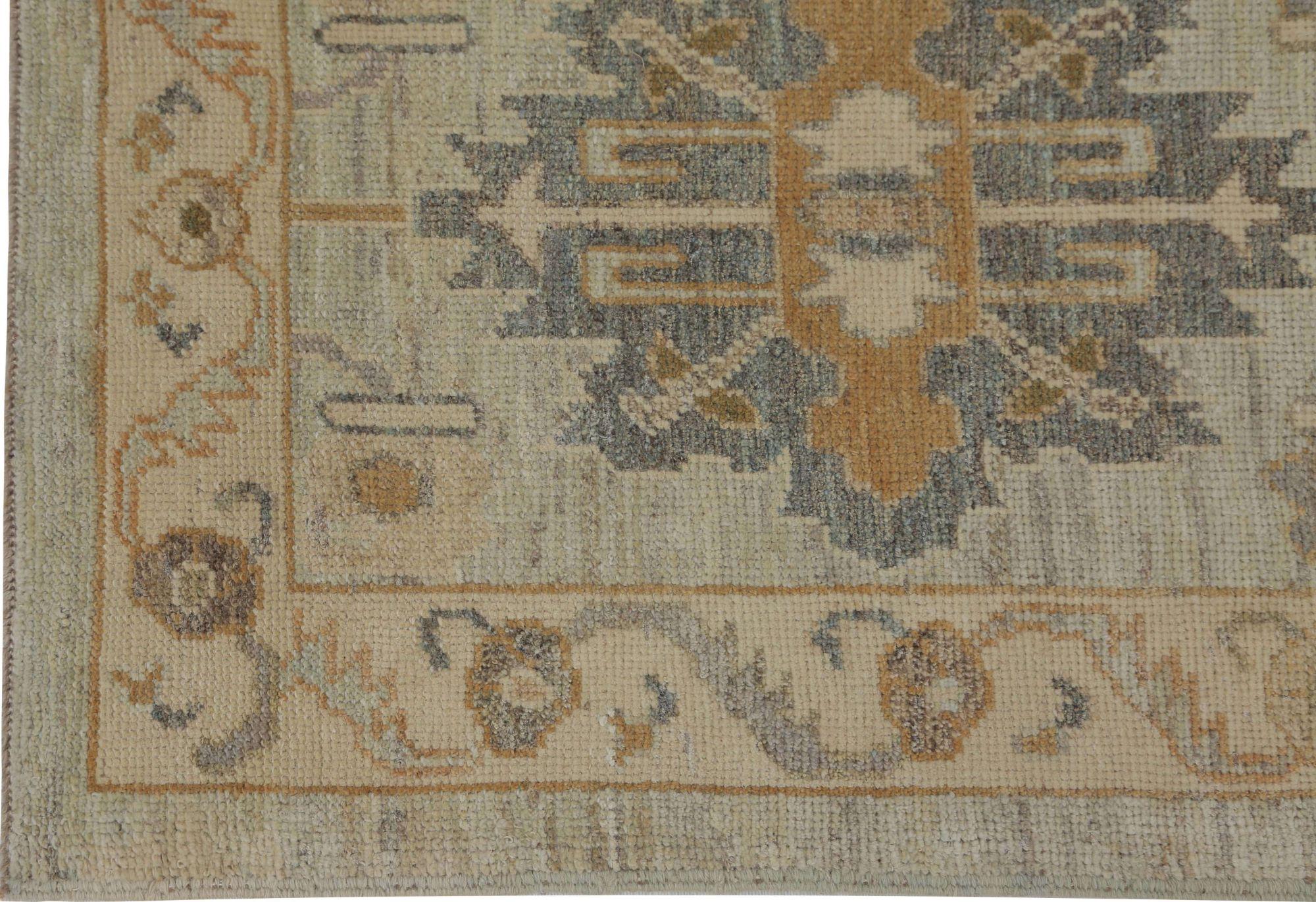 Entdecken Sie die Eleganz von Afghanistan Oushak mit dem Läufer Circa 1990. Dieses exklusive Design aus Wolle und Elfenbein ist perfekt, um Ihren Raum zu verschönern.