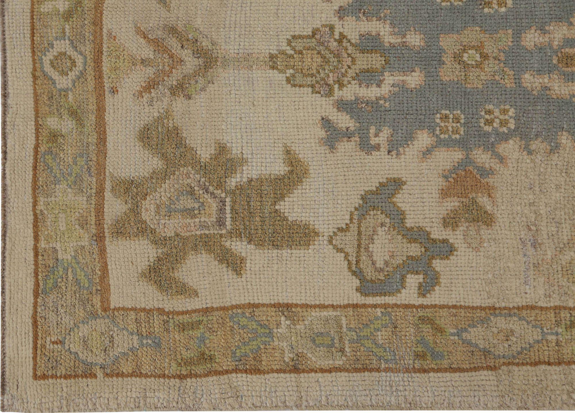 Entdecken Sie die Eleganz von Afghanistan Oushak mit dem Läufer Circa 1990. Dieses exklusive Design aus Wolle und Elfenbein ist perfekt, um Ihren Raum zu verschönern.