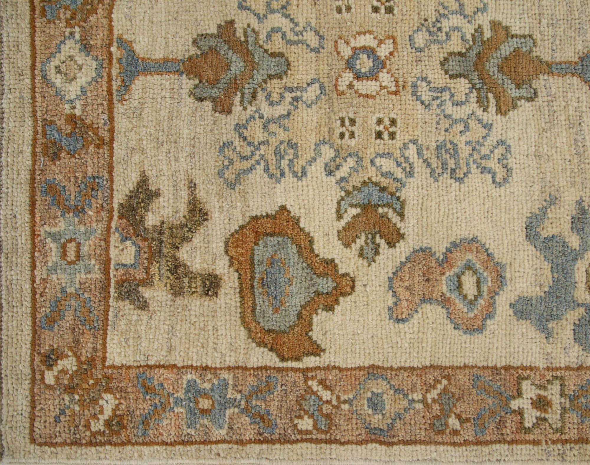 Entdecken Sie die Eleganz von Afghanistan Oushak mit dem Läufer Circa 1990. Dieses exklusive Design aus Wolle und Elfenbein ist perfekt, um Ihren Raum zu verschönern.
