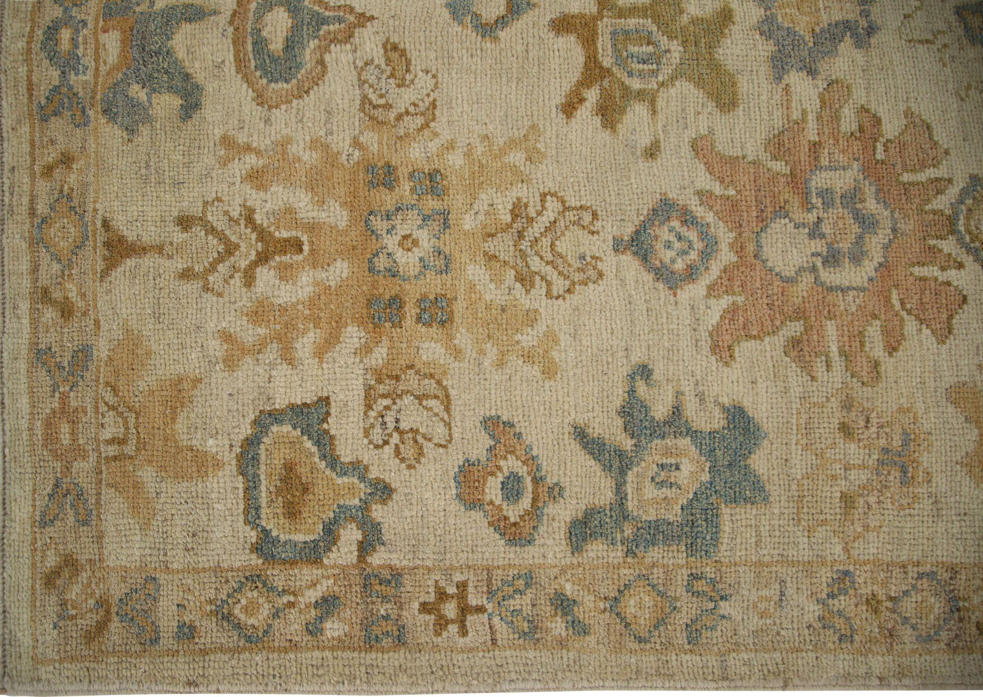 Entdecken Sie die Eleganz von Afghanistan Oushak mit dem Läufer Circa 1990. Dieses exklusive Design aus Wolle und Elfenbein ist perfekt, um Ihren Raum zu verschönern.