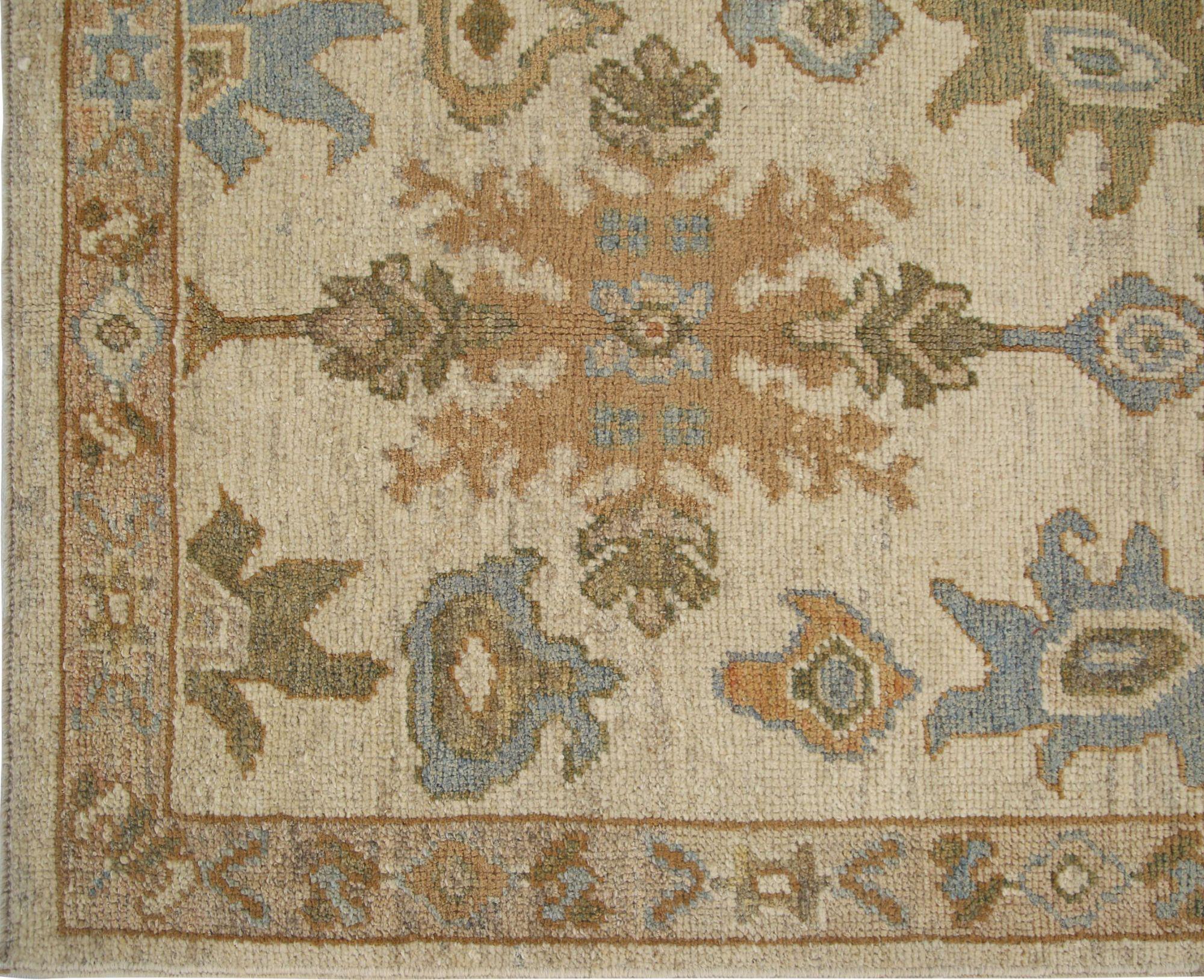 Entdecken Sie die Eleganz von Afghanistan Oushak mit dem Läufer Circa 1990. Dieses exklusive Design aus Wolle und Elfenbein ist perfekt, um Ihren Raum zu verschönern.