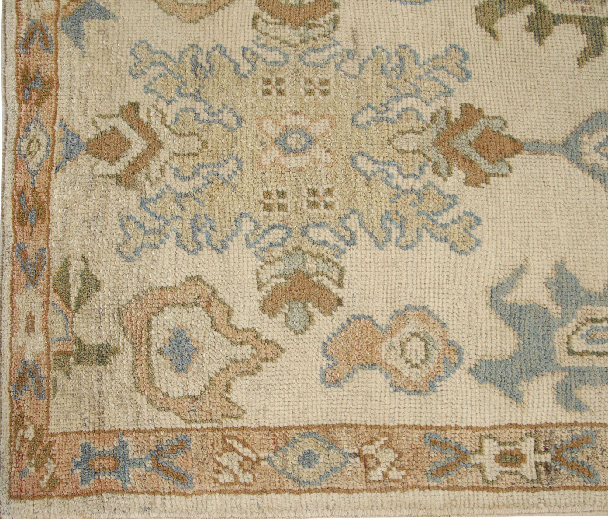 Entdecken Sie die Eleganz von Afghanistan Oushak mit dem Läufer Circa 1990. Dieses exklusive Design aus Wolle und Elfenbein ist perfekt, um Ihren Raum zu verschönern.