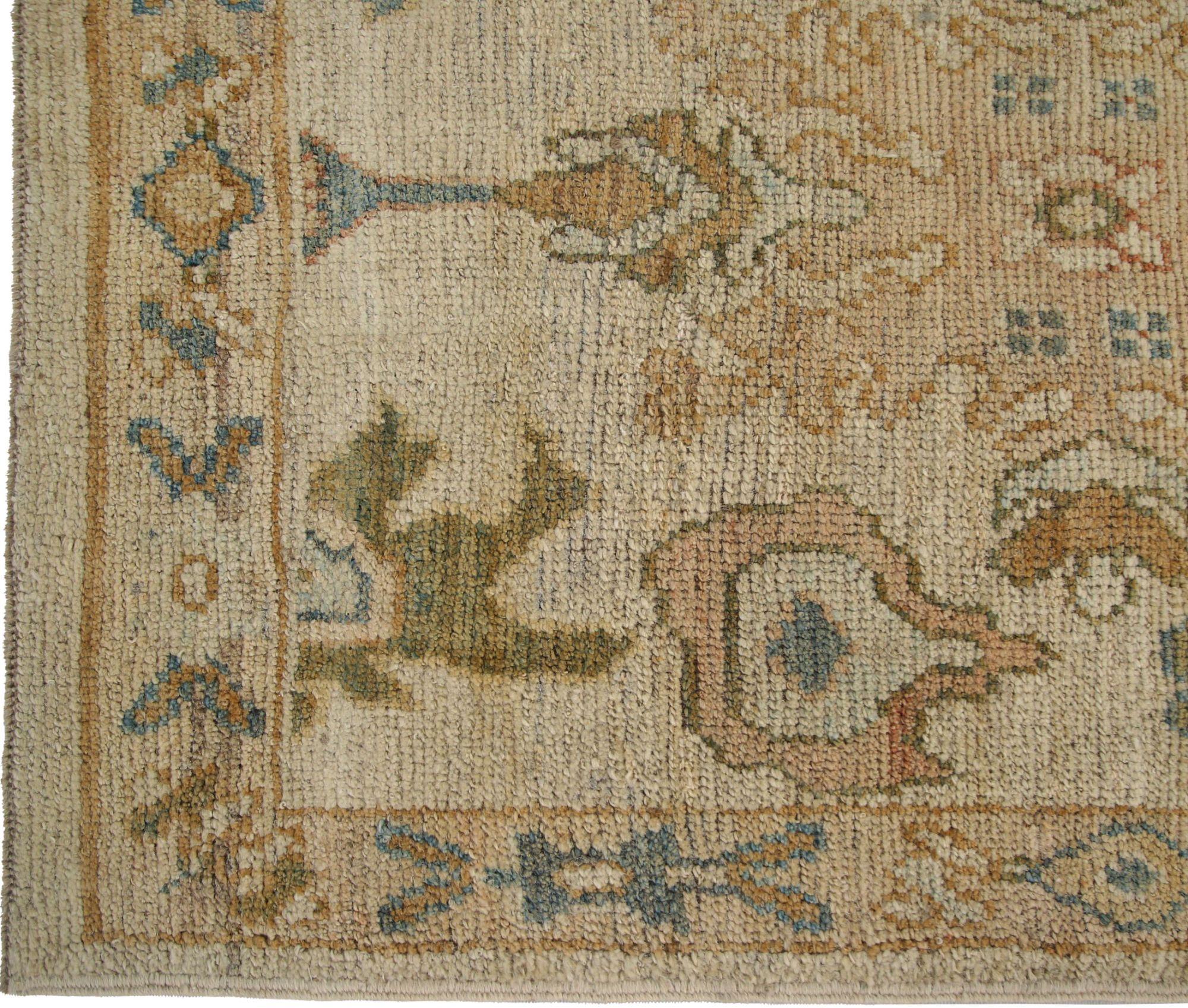 Entdecken Sie die Eleganz von Afghanistan Oushak mit dem Läufer Circa 1990. Dieses exklusive Design aus Wolle und Elfenbein ist perfekt, um Ihren Raum zu verschönern.