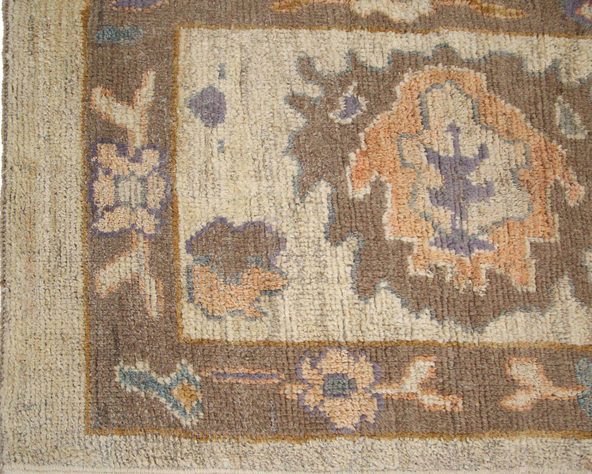 Découvrez l'élégance du tapis d'Afghanistan Oushak, qui présente un chemin de roulement, datant de 1990. Conçu avec de la laine et de l'ivoire, ce design exclusif est parfait pour mettre en valeur votre espace.