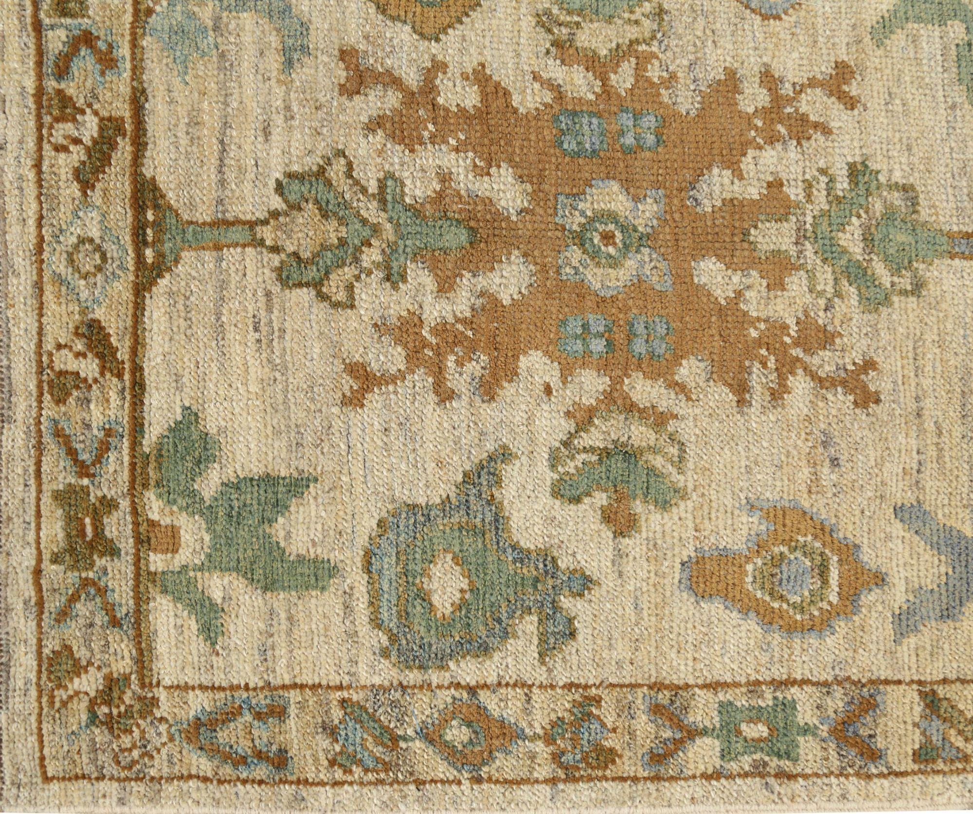 Entdecken Sie die Eleganz von Afghanistan Oushak mit dem Läufer Circa 1990. Dieses exklusive Design aus Wolle und Elfenbein ist perfekt, um Ihren Raum zu verschönern.