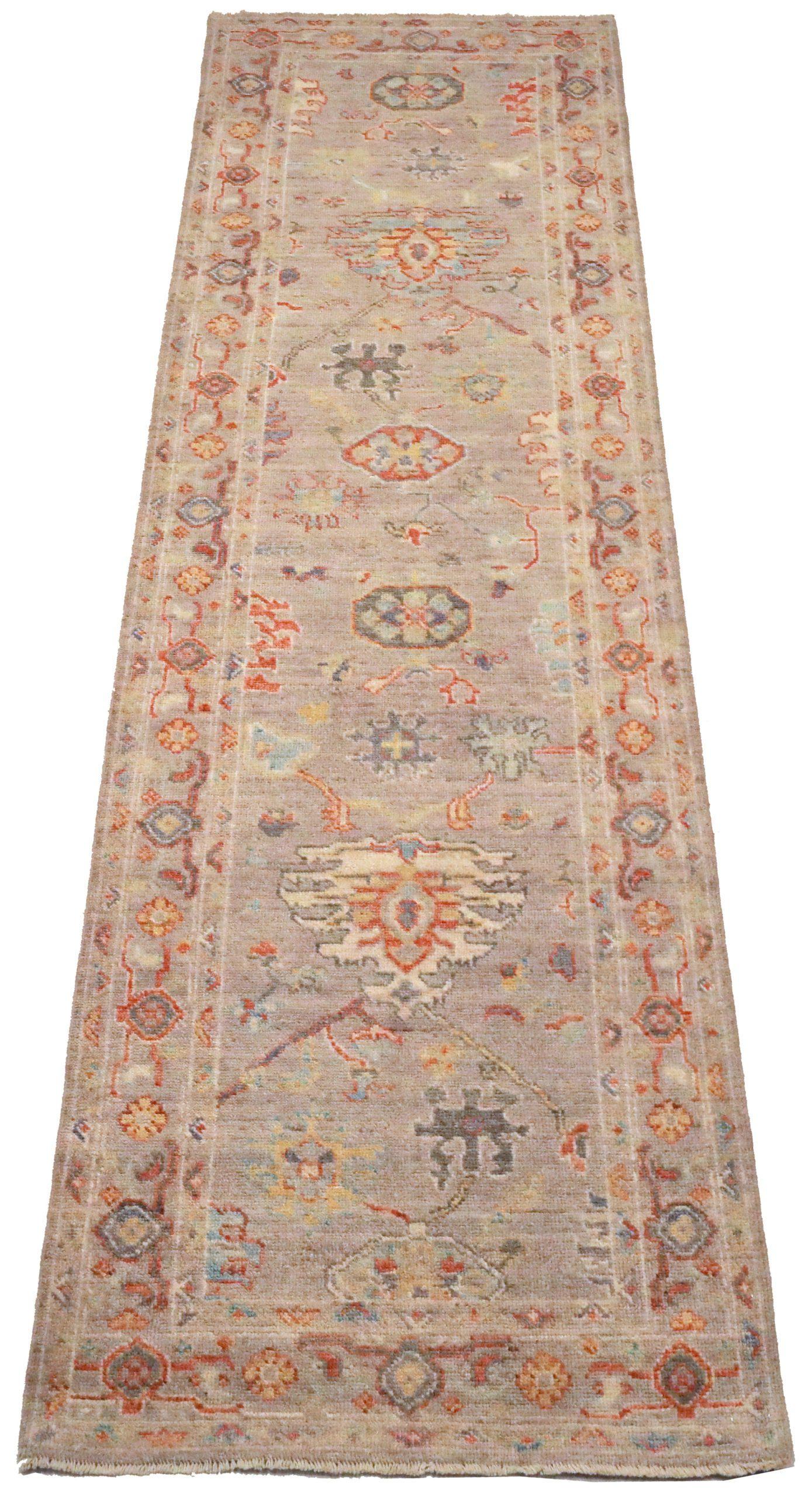Entdecken Sie die Eleganz von Afghanistan Oushak mit dem Läufer Circa 1990. Dieses exklusive Design aus Wolle und Elfenbeinrot ist perfekt, um Ihren Raum zu verschönern.