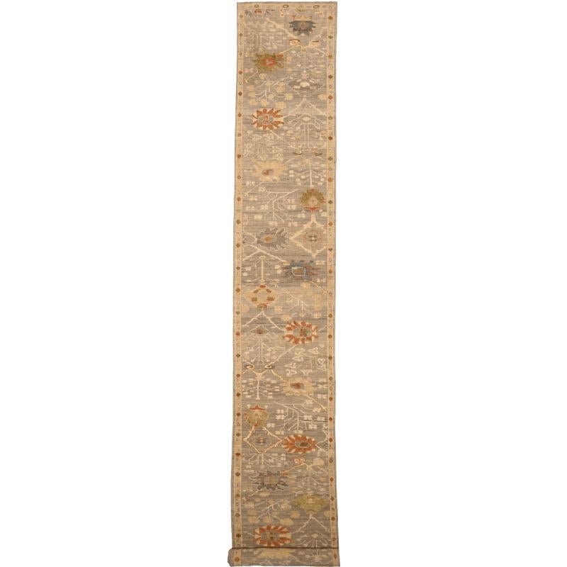 Entdecken Sie die Eleganz von Afghanistan Oushak mit dem Läufer Circa 1990. Dieses exklusive Design aus Wolle und IvoryTaupe ist perfekt, um Ihren Raum zu verschönern.