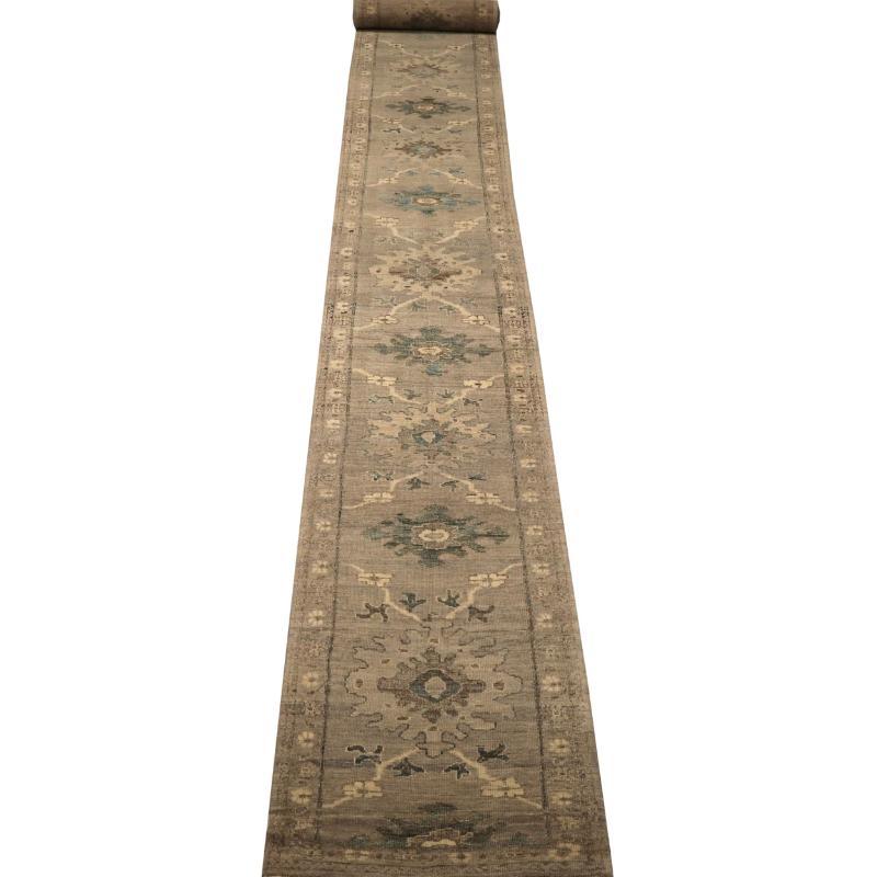 Entdecken Sie die Eleganz von Afghanistan Oushak mit dem Läufer Circa 1990. Dieses exklusive Design aus Wolle und IvoryTaupe ist perfekt, um Ihren Raum zu verschönern.