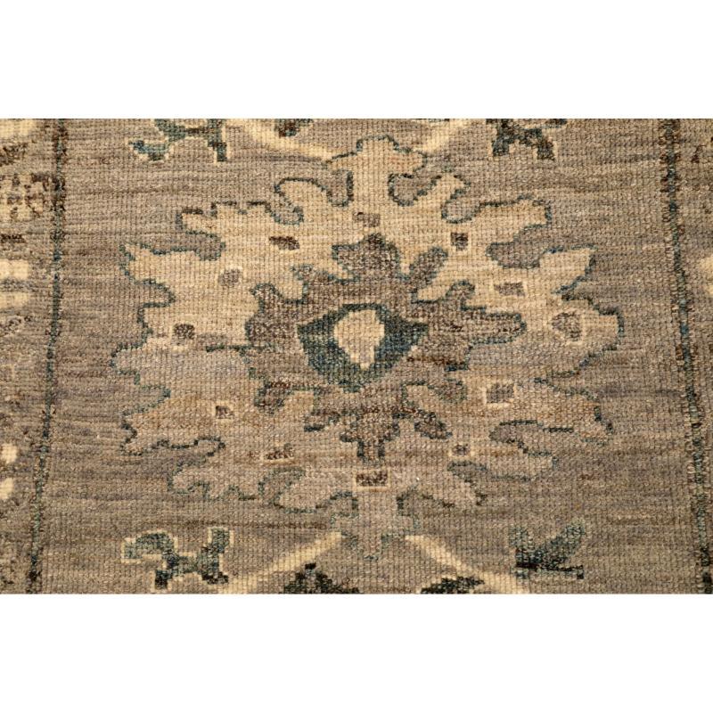 Afghanistan Oushak-Läufer aus Wolle in Elfenbein und Taupe mit Design - 94619 (Afghanisch) im Angebot