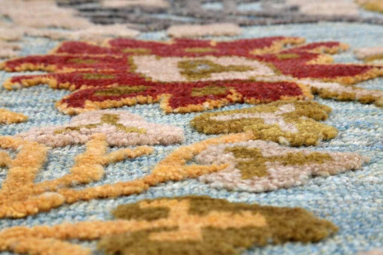 Scopri l'eleganza dell'Afghanistan Oushak con il tappeto runner CIRCA 1990. Progettato con lana e azzurro, questo design esclusivo è perfetto per valorizzare il tuo spazio.