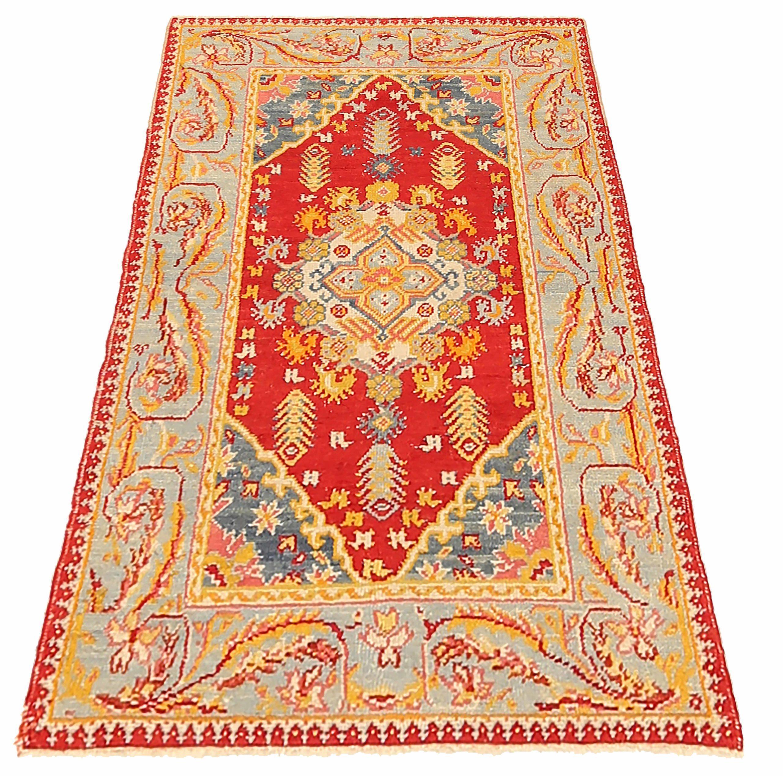 Scopri l'eleganza dell'Afghanistan Oushak con il tappeto piccolo CIRCA 1940. Progettato con lana e BlueRedYellow, questo design esclusivo è perfetto per valorizzare il tuo spazio.