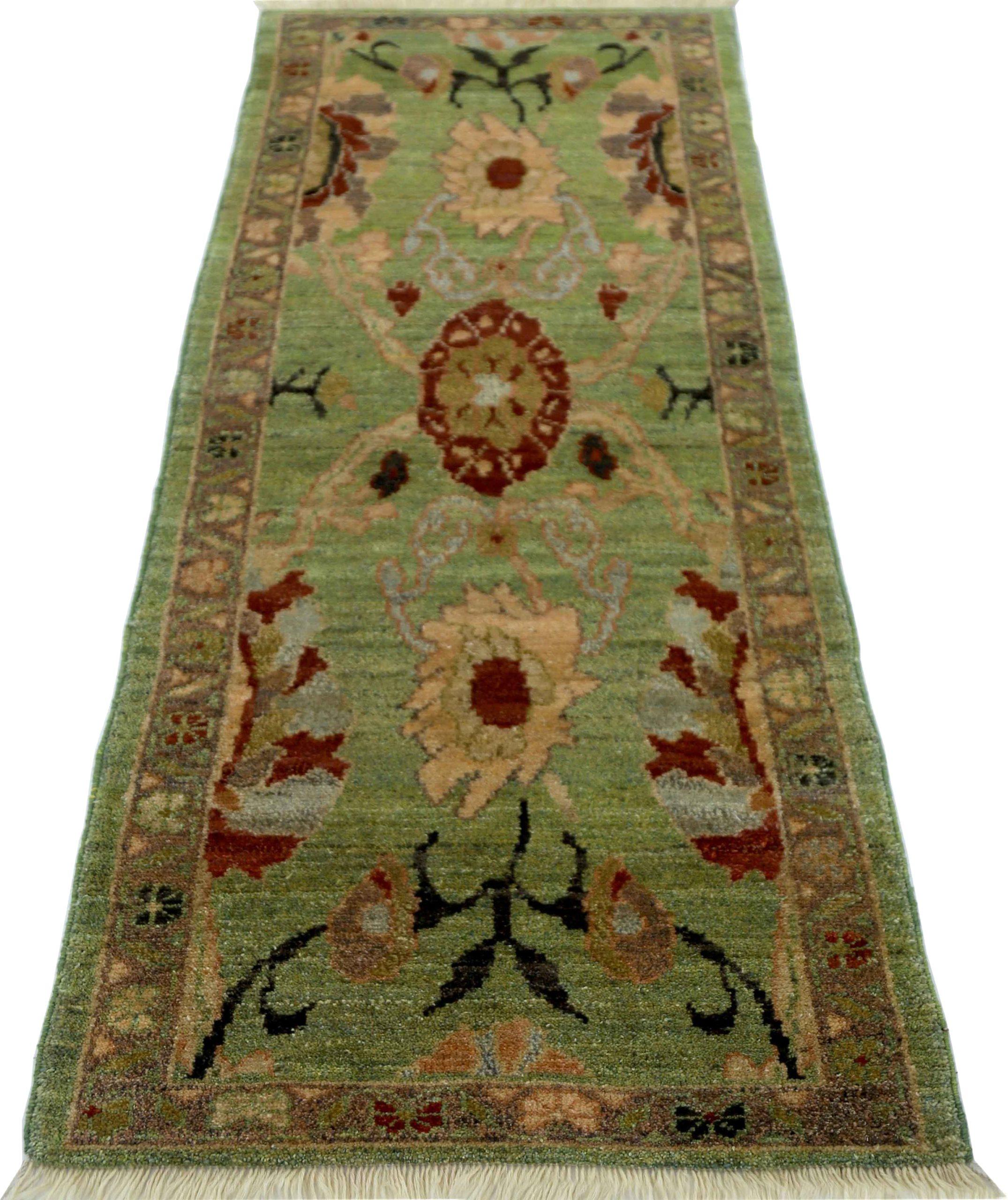 Entdecken Sie die Eleganz von Afghanistan Oushak mit dem kleinen Teppich CIRCA 1990. Dieses exklusive Design aus Wolle und GreenIvoryRed ist perfekt, um Ihren Raum zu verschönern.