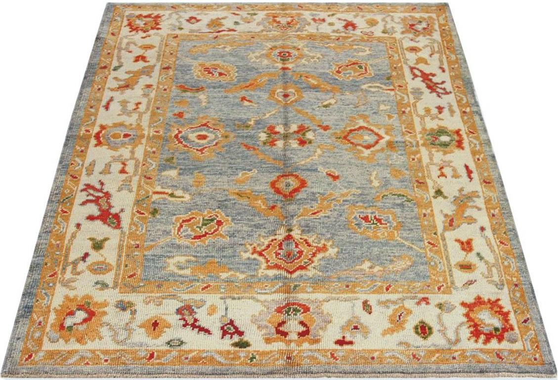 Entdecken Sie die Eleganz von Afghanistan Oushak mit dem kleinen Teppich CIRCA 1990. Dieses exklusive Design aus Wolle und Blau-Elfenbein-Orange-Rot ist perfekt, um Ihren Raum zu verschönern.