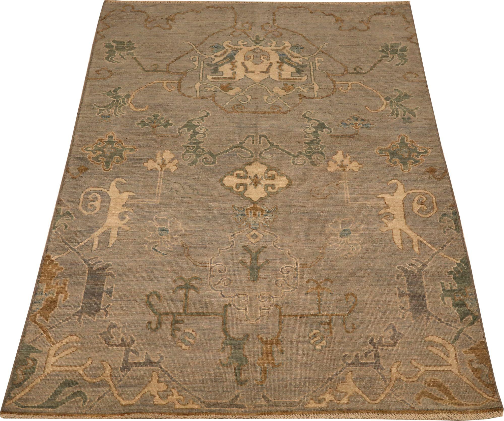 Scopri l'eleganza dell'Afghanistan Oushak con il tappeto piccolo CIRCA 1990. Progettato con lana e marrone-verde-avorio, questo design esclusivo è perfetto per valorizzare il tuo spazio.