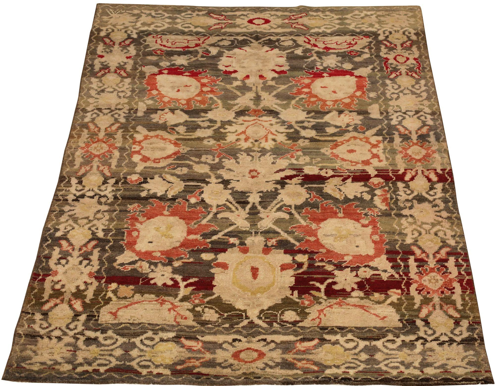 Découvrez l'élégance du petit tapis Oushak d'Afghanistan, datant de 1990. Conçu avec de la laine et du BrownIvoryRed, ce design exclusif est parfait pour mettre en valeur votre espace.