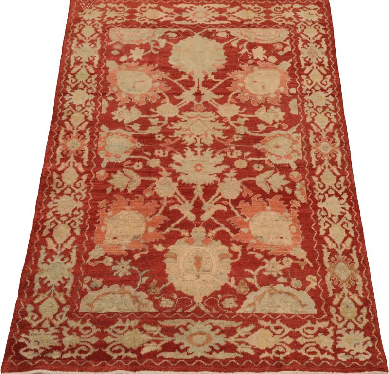 Scopri l'eleganza dell'Afghanistan Oushak con il tappeto piccolo CIRCA 1990. Progettato con lana e avorio-rosa, questo design esclusivo è perfetto per valorizzare il tuo spazio.