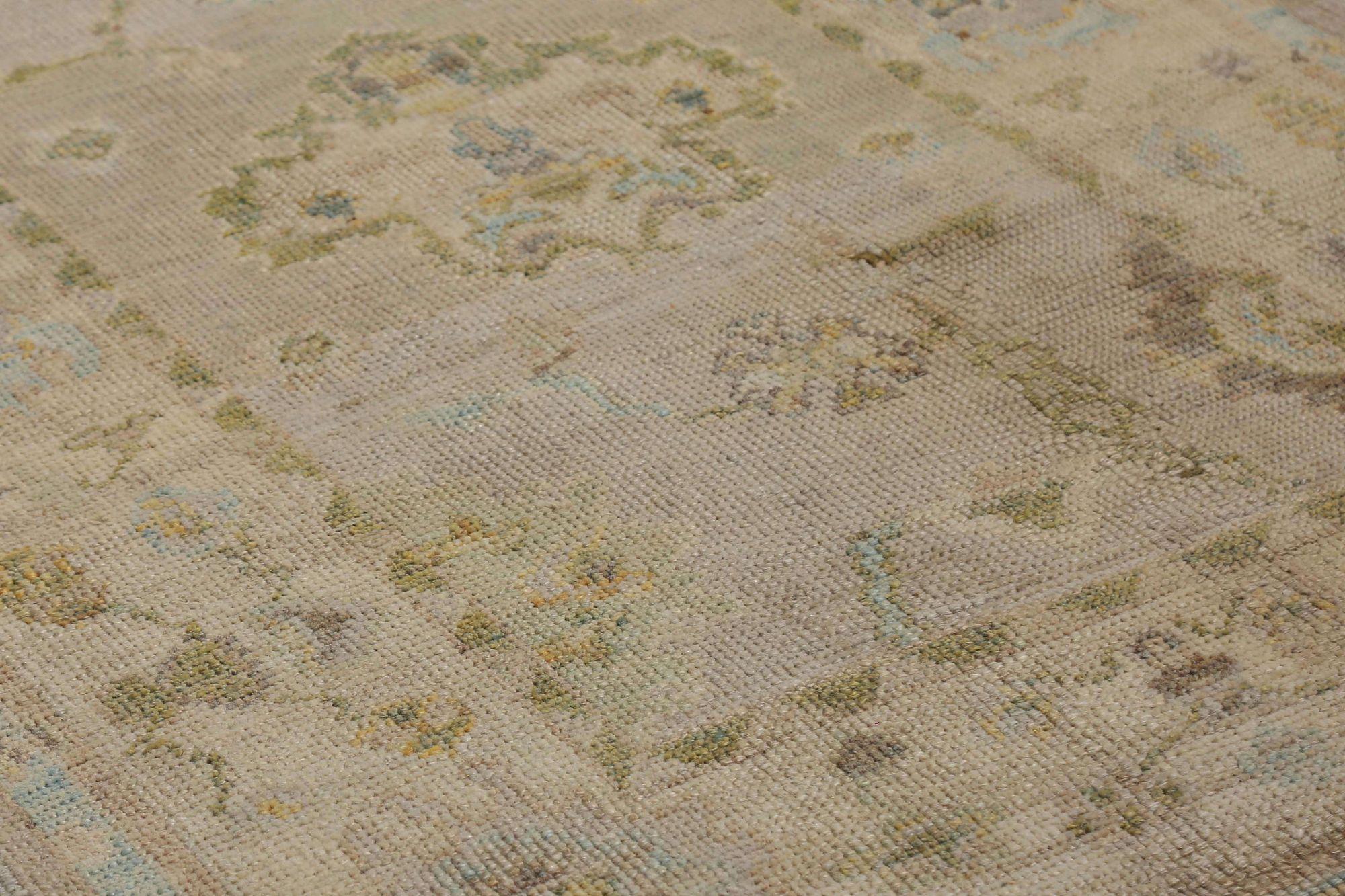 Entdecken Sie die Eleganz von Afghanistan Oushak mit dem kleinen Teppich CIRCA 1990. Dieses exklusive Design aus Wolle und IvoryTaupe ist perfekt, um Ihren Raum zu verschönern.