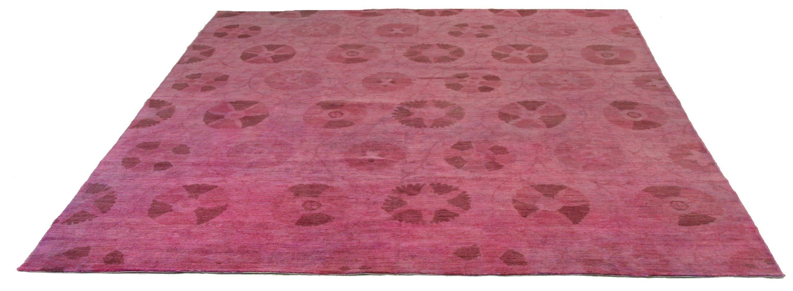 Descubre la elegancia del Sobreteñido Afgano con las Alfombras de Área de Circa 1990. Diseñado con meticulosa atención al detalle, este diseño exclusivo es perfecto para realzar tu espacio.