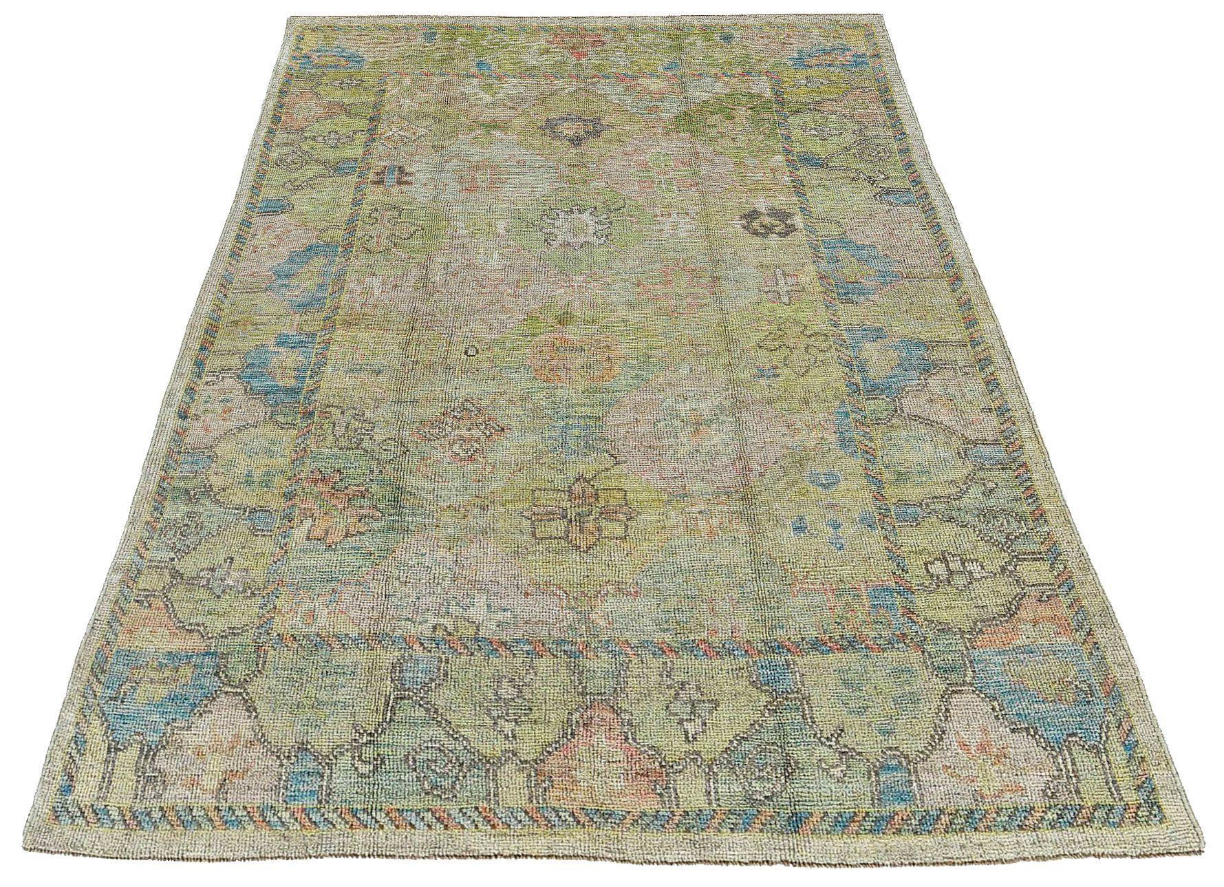 Entdecken Sie die Eleganz der Afghanistan Rose Collection mit den Area Rugs von Circa 1990. Dieses exklusive Design aus Wolle und BlauGrünElfenbein ist perfekt, um Ihren Raum zu verschönern.