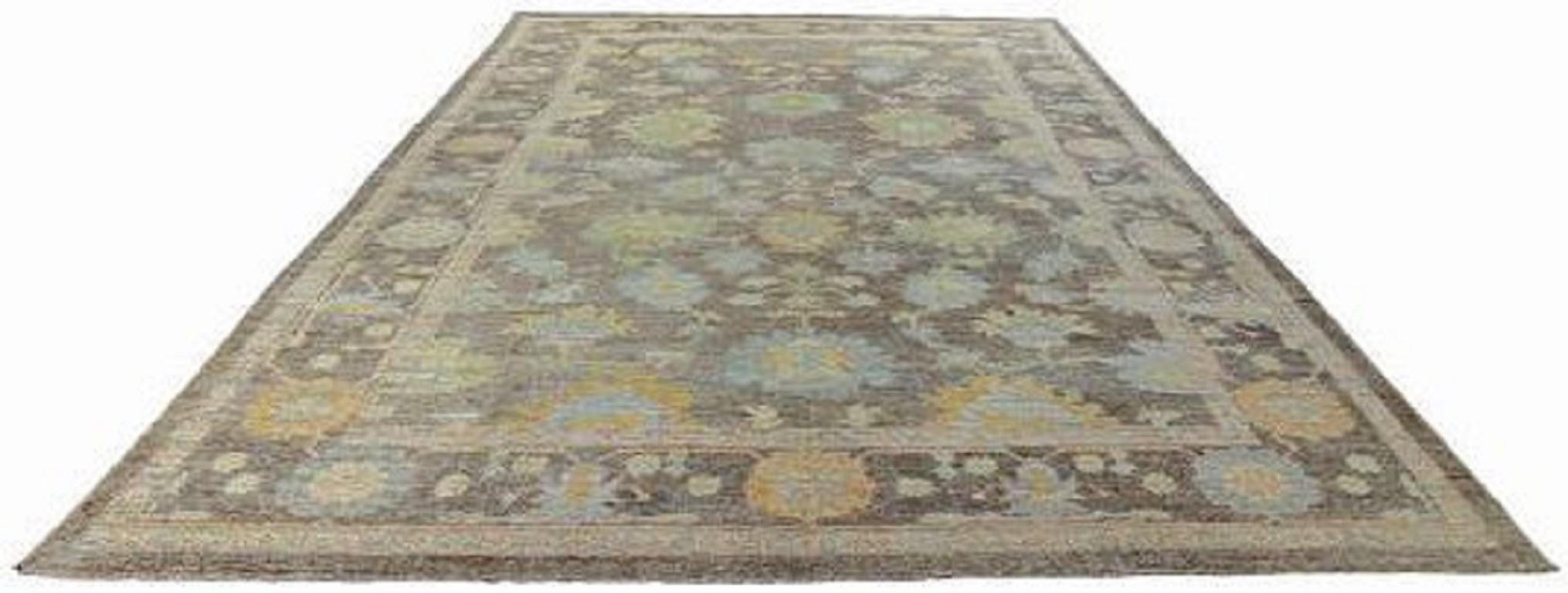 Entdecken Sie die Eleganz der Afghanistan Rose Collection mit den Area Rugs von Circa 1990. Dieses exklusive Design aus Wolle und BlauBraunGrün ist perfekt, um Ihren Raum zu verschönern.