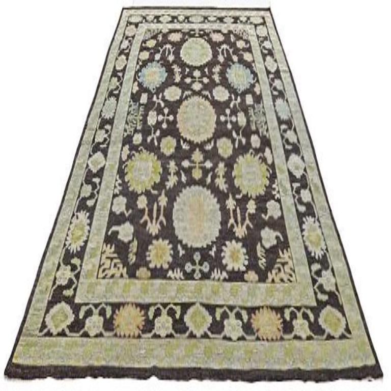 Entdecken Sie die Eleganz der Afghanistan Rose Collection mit den Area Rugs von Circa 1990. Dieses exklusive Design aus Wolle und BlauBraunGrünElfenbein ist perfekt, um Ihren Raum zu verschönern.