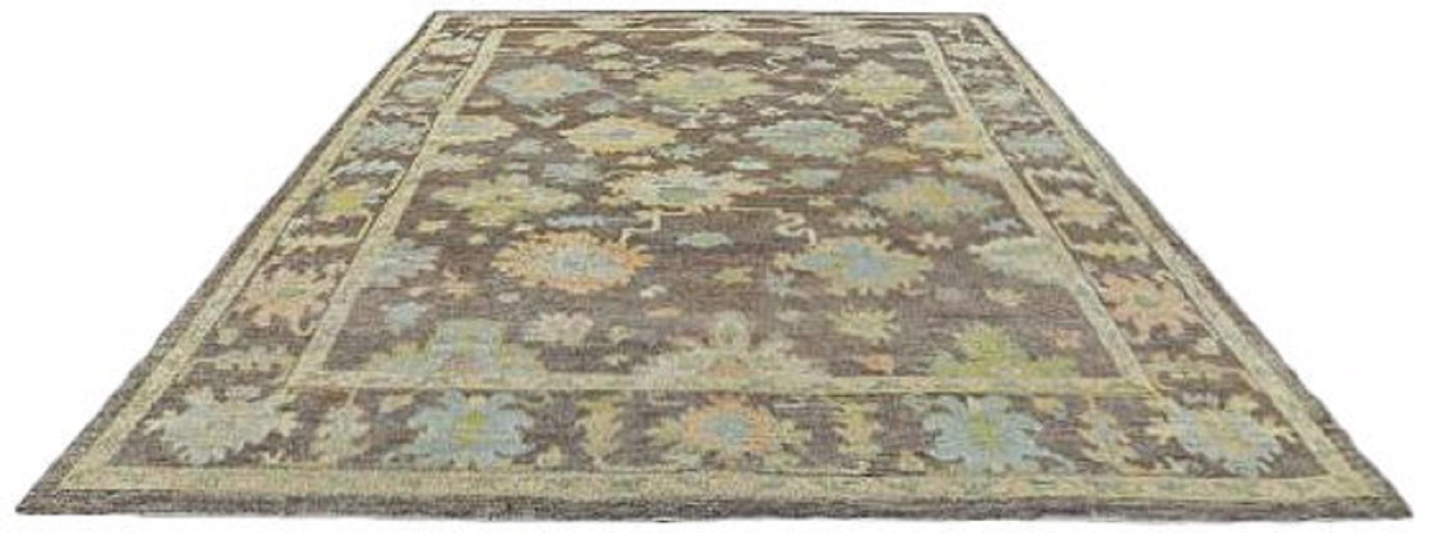 Entdecken Sie die Eleganz der Afghanistan Rose Collection mit den Area Rugs von Circa 1990. Dieses exklusive Design aus Wolle und BlauBraunGrünPink ist perfekt, um Ihren Raum zu verschönern.
