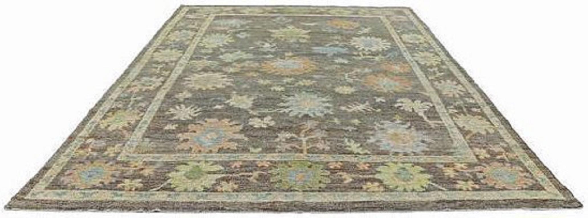 Entdecken Sie die Eleganz der Afghanistan Rose Collection mit den Area Rugs von Circa 1990. Dieses exklusive Design aus Wolle und BlauBraunGrünPink ist perfekt, um Ihren Raum zu verschönern.