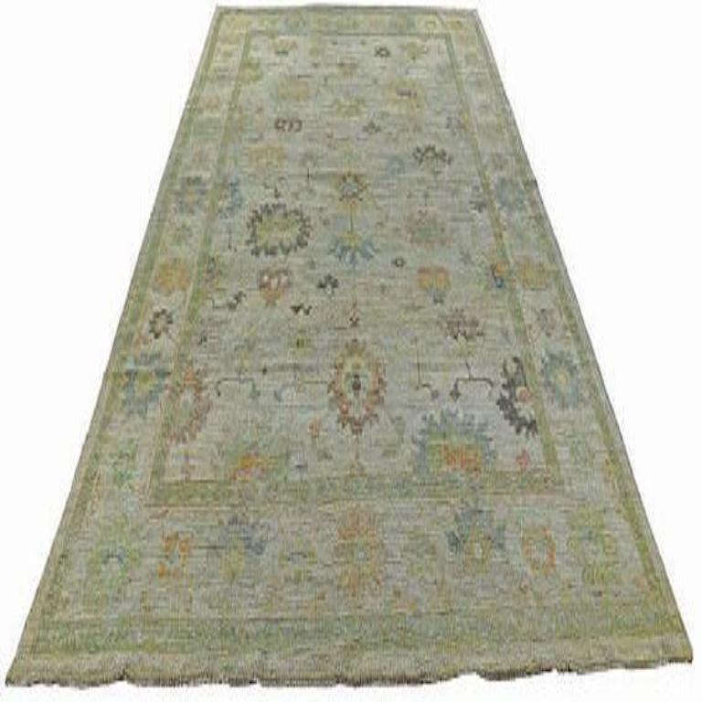 Scopri l'eleganza della Collection'S di Afghanistan Rose con i tappeti per l'area CIRCA del 1990. Progettato con lana e blu-verde-avorio-giallo, questo design esclusivo è perfetto per valorizzare il tuo spazio.