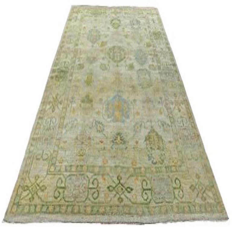 Scopri l'eleganza della Collection'S di Afghanistan Rose con i tappeti per l'area CIRCA del 1990. Progettato con lana e blu-verde-avorio, questo design esclusivo è perfetto per valorizzare il tuo spazio.