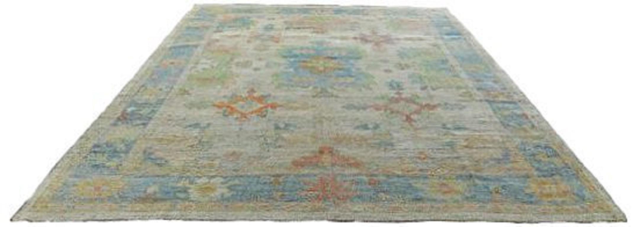 Scopri l'eleganza della Collection'S di Afghanistan Rose con i tappeti per l'area CIRCA del 1990. Progettato con lana e blu-verde-avorio, questo design esclusivo è perfetto per valorizzare il tuo spazio.