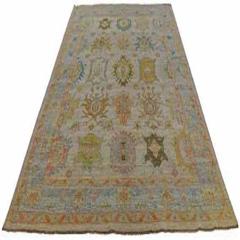 Scopri l'eleganza della Collection'S di Afghanistan Rose con i tappeti per l'area CIRCA del 1990. Progettato con lana e blu-verde-avorio, questo design esclusivo è perfetto per valorizzare il tuo spazio.