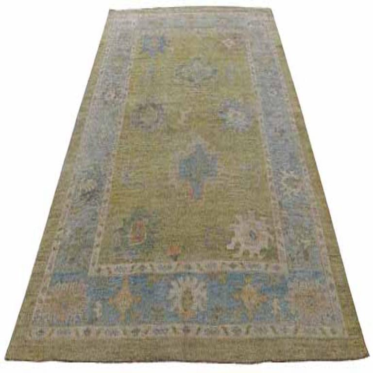Scopri l'eleganza della Collection'S di Afghanistan Rose con i tappeti per l'area CIRCA del 1990. Progettato con lana e blu-verde-avorio, questo design esclusivo è perfetto per valorizzare il tuo spazio.