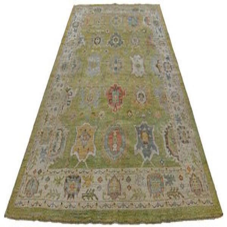 Scopri l'eleganza della Collection'S di Afghanistan Rose con i tappeti per l'area CIRCA del 1990. Progettato con lana e blu-verde-avorio, questo design esclusivo è perfetto per valorizzare il tuo spazio.
