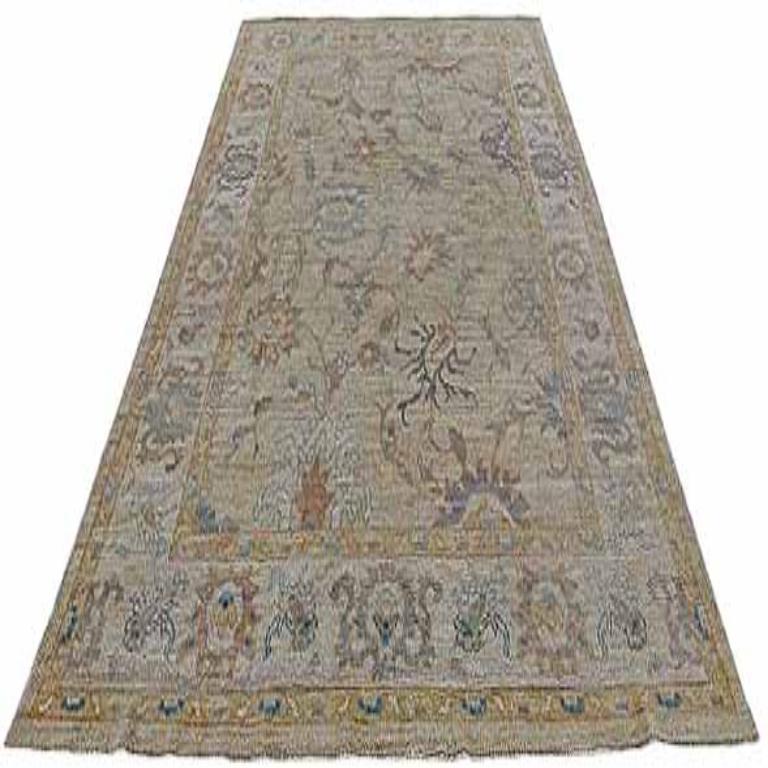 Scopri l'eleganza della Collection'S di Afghanistan Rose con i tappeti per l'area CIRCA del 1990. Progettato con lana e giallo blu-avorio, questo design esclusivo è perfetto per valorizzare il tuo spazio.