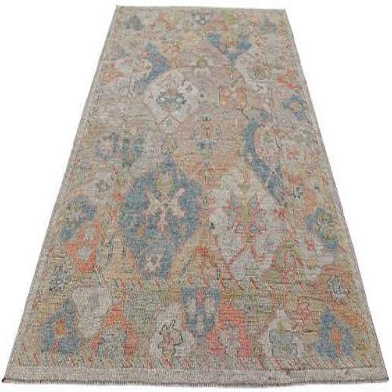 Scopri l'eleganza della Collection'S di Afghanistan Rose con i tappeti per l'area CIRCA del 1990. Progettato con lana e blu-verde-avorio-rosa, questo design esclusivo è perfetto per valorizzare il tuo spazio.