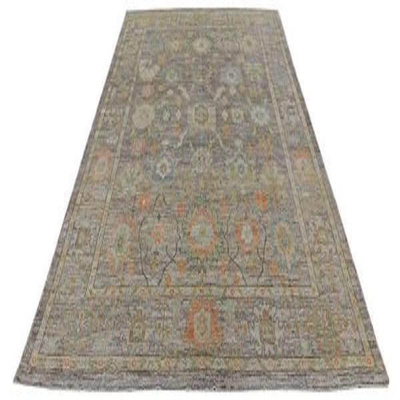 Entdecken Sie die Eleganz der Afghanistan Rose Collection mit den Area Rugs von Circa 1990. Dieses exklusive Design aus Wolle und BraunGrünRosa ist perfekt, um Ihren Raum zu verschönern.