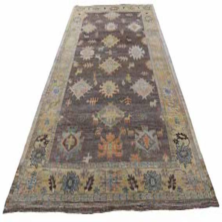 Entdecken Sie die Eleganz der Afghanistan Rose Collection mit den Area Rugs von Circa 1990. Dieses exklusive Design aus Wolle und BraunGrünRosa ist perfekt, um Ihren Raum zu verschönern.