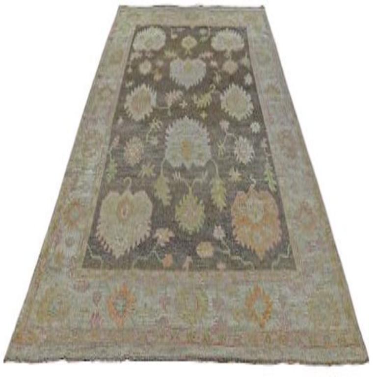 Scopri l'eleganza della Collection'S di Afghanistan Rose con i tappeti per l'area CIRCA del 1990. Progettato con lana e marrone-verde-avorio, questo design esclusivo è perfetto per valorizzare il tuo spazio.