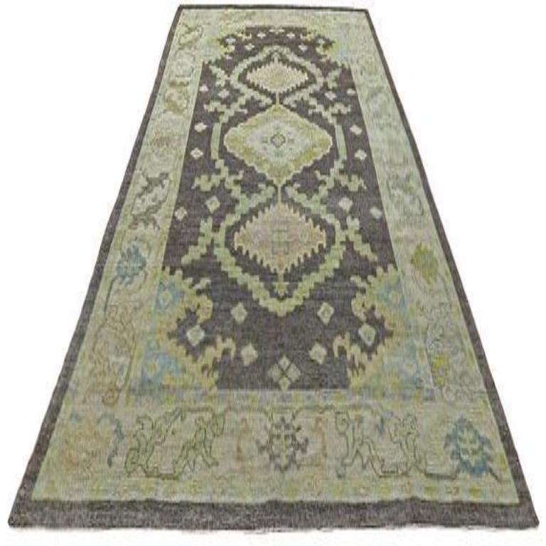 Scopri l'eleganza della Collection'S di Afghanistan Rose con i tappeti per l'area CIRCA del 1990. Progettato con lana e marrone-verde-avorio, questo design esclusivo è perfetto per valorizzare il tuo spazio.