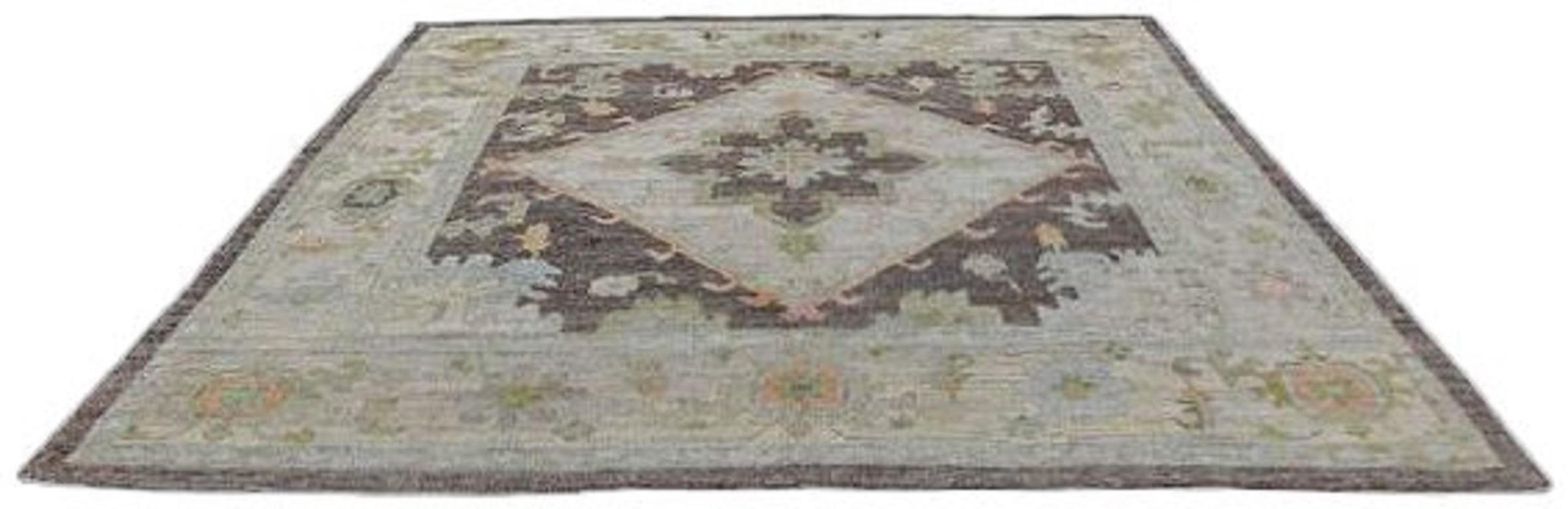 Scopri l'eleganza della Collection'S di Afghanistan Rose con i tappeti per l'area CIRCA del 1990. Progettato con lana e marrone-verde-avorio, questo design esclusivo è perfetto per valorizzare il tuo spazio.