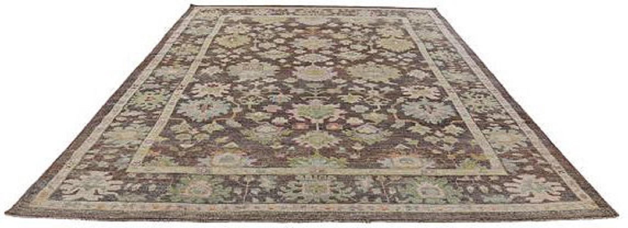 Entdecken Sie die Eleganz der Afghanistan Rose Collection mit den Area Rugs von Circa 1990. Dieses exklusive Design aus Wolle und BraunGrünElfenbein ist perfekt, um Ihren Raum zu verschönern.